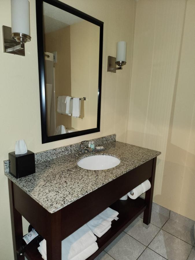 Quality Inn & Suites Bellville - Mansfield Esterno foto