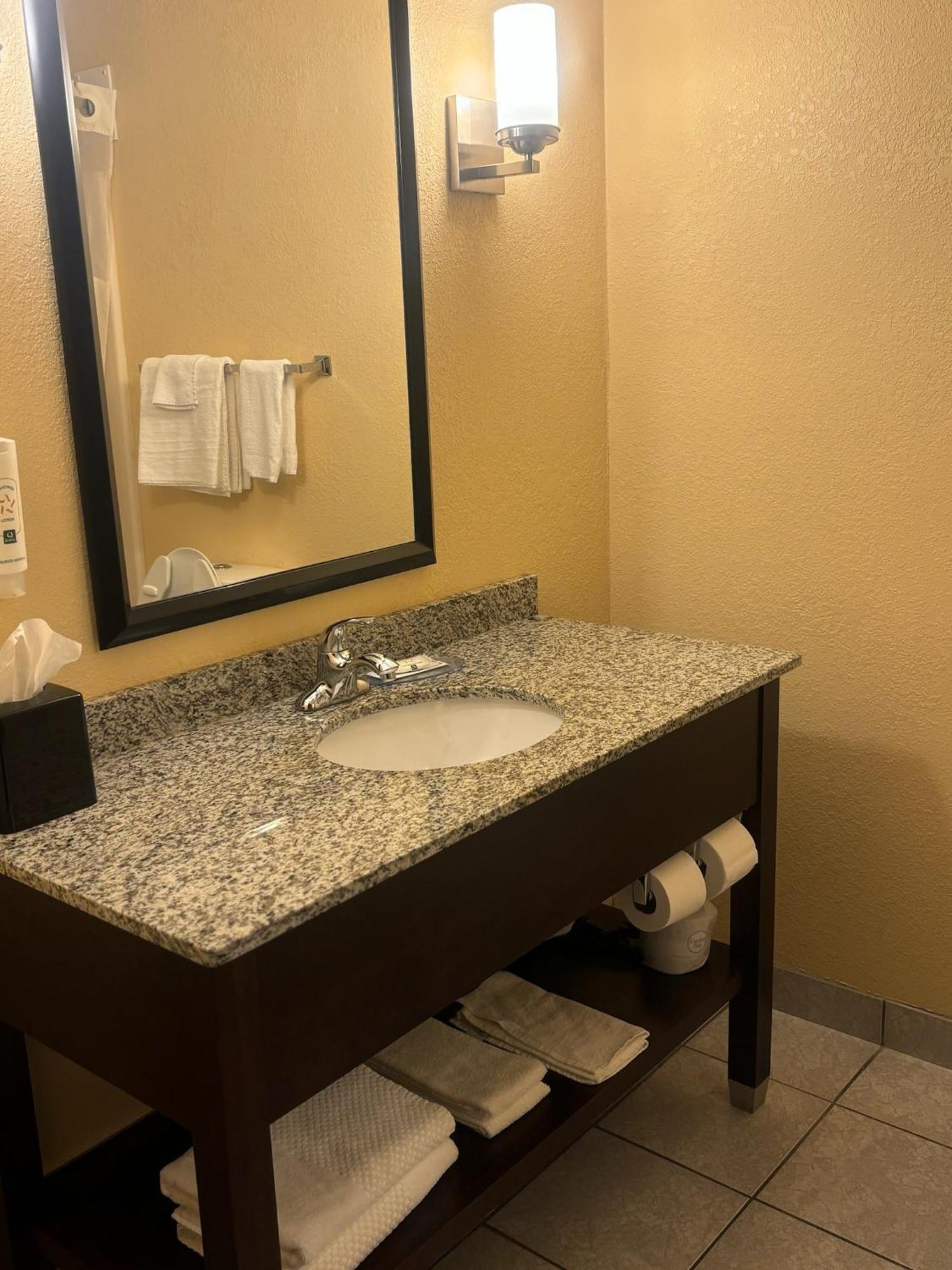 Quality Inn & Suites Bellville - Mansfield Esterno foto